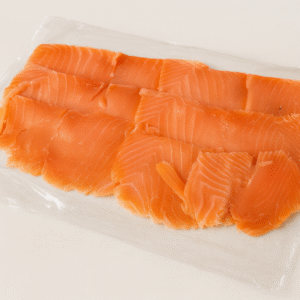 Kartoffelcremesuppe mit gefüllten Räucherlachsröllchen räucherlachs ausgelegt