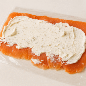 Kartoffelcremesuppe mit gefüllten Räucherlachsröllchen räucherlachs bestrichen mit frischkäse